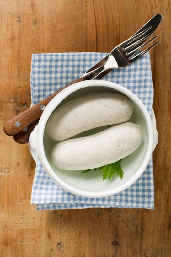 无人,竖图,俯视,室内,特写,白天,桌面,桌子,餐具,金属制品,阴影,花纹,反射,金属,木制,布,叉子,刀叉,刀子,图案,影子,陶瓷,肉,香肠,陶瓷制品,腊肠,布纹,猪肉,肉类,两个,一个,白色,木制品,容器,碗,单个,储藏,布匹,储存,餐刀,肉食,餐叉,豚肉,进餐用具,彩图,高角度拍摄,巴伐利亚白香肠,白香肠,贮存