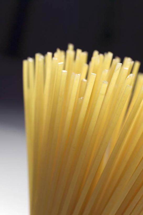 面食,面条,意大利面,无人,竖图,室内,特写,白天,正面,西餐,许多,黑色背景,面,料理,食品,很多,食物,黄色,西式,摄影,影棚,彩图,影棚拍摄,拍摄