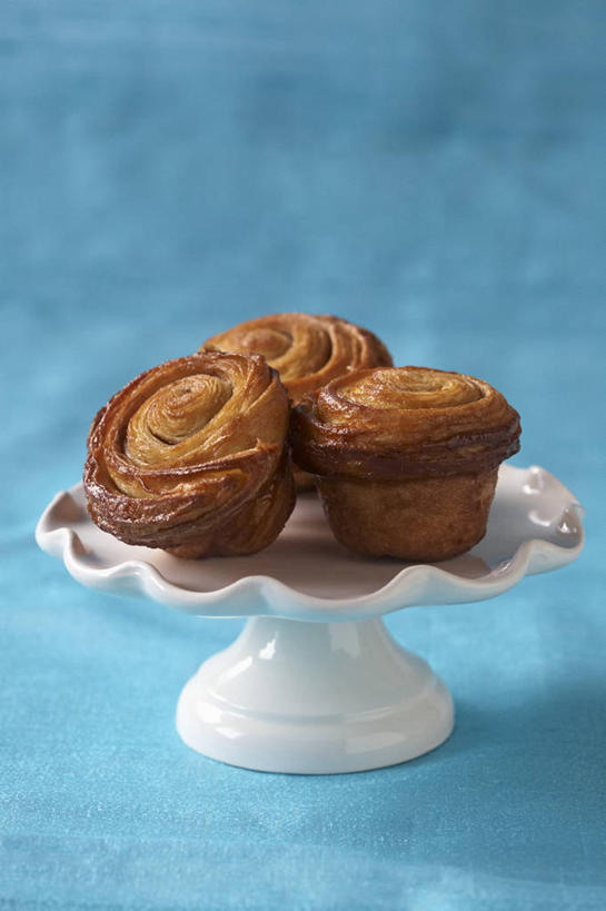 点心,面包,无人,竖图,俯视,室内,特写,白天,桌面,桌子,餐具,阴影,蓝色背景,反射,木制,碟子,盘,影子,食品,面点,食物,糕点,三个,一个,盘子,木制品,碟,摄影,影棚,单个,彩图,高角度拍摄,影棚拍摄,拍摄,肉桂面包,肉桂面包卷
