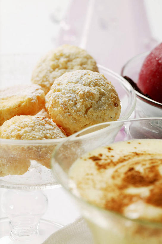 点心,红酒,葡萄酒,无人,竖图,俯视,室内,特写,白天,桌面,桌子,玻璃,一堆,许多,阴影,堆叠,堆积,反射,木制,影子,食品,酒类,曲奇,很多,玻璃制品,酒,食物,饮料,木制品,容器,碗,饼干,零食,红葡萄酒,储藏,堆,储存,曲奇饼,曲奇饼干,彩图,高角度拍摄,贮存