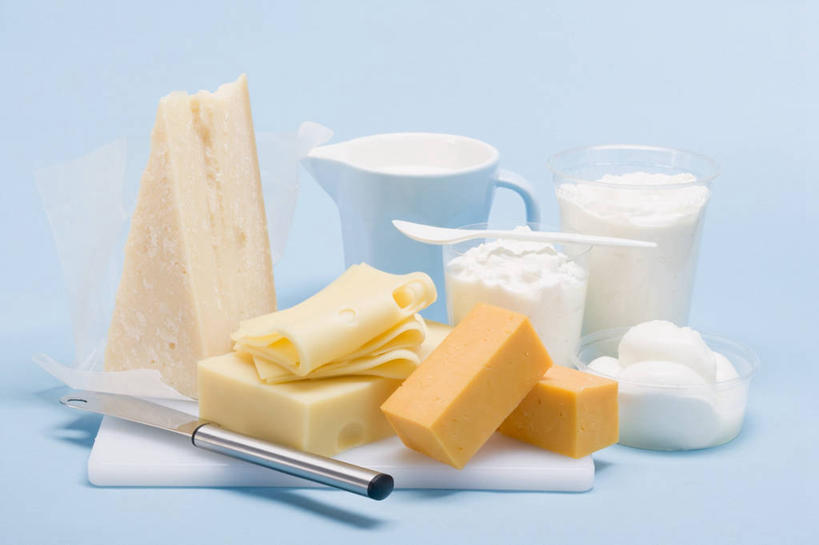 奶酪,牛奶,无人,横图,俯视,室内,特写,白天,桌面,桌子,杯子,阴影,蓝色背景,反射,木制,工具,壶,影子,干酪,起司,案板,刀具,饮品,芝士,营养,玻璃制品,水壶,砧板,饮料,茶壶,木制品,容器,水杯,刀,乳酪,摄影,影棚,乳制品,奶,牛乳,发酵,切达干酪,安神,车达奶酪,车打奶酪,切达奶酪,奶酪刀,芝士刀,玻璃杯,彩图,高角度拍摄,影棚拍摄,拍摄