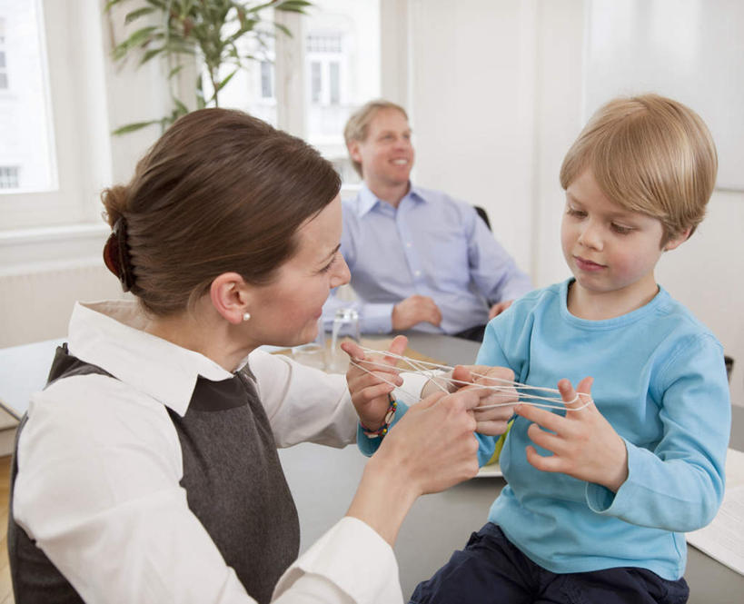 西方人,儿童,中年人,三个人,家庭,夫妻,母亲,父亲,儿子,办公室,坐,笑,微笑,露齿笑,横图,室内,白天,正面,爱情,游戏,纯洁,成功,合作,团队,集体,信心,植物,窗户,桌子,玩具,欧洲,欧洲人,盆栽,办公桌,墙,盆景,浪漫,玩,注视,娱乐,队伍,玻璃窗,墙壁,墙面,小孩,绿色,自然,绳子,观察,看,休闲,温暖,温馨,父子,母子,三口之家,一家人,恩爱,父爱,可爱,母爱,童年,童趣,翻花绳,恋人,生长,成长,观看,活动,绳索,和睦,察看,成就,发泄,关注,消遣,智力,挑帮帮,合伙,童真,烂漫,无邪,翻绳,宣泄,解绷绷,解勾勾,解钩钩,挑花花线,线翻花,解股,天真,翻花鼓,挑绷绷,男孩,男人,男性,女人,女性,中年男性,中年女性,白种人,孩子,夫妇,情侣,玩耍,嬉戏,坐着,半身,彩图,伴侣,融洽,男生