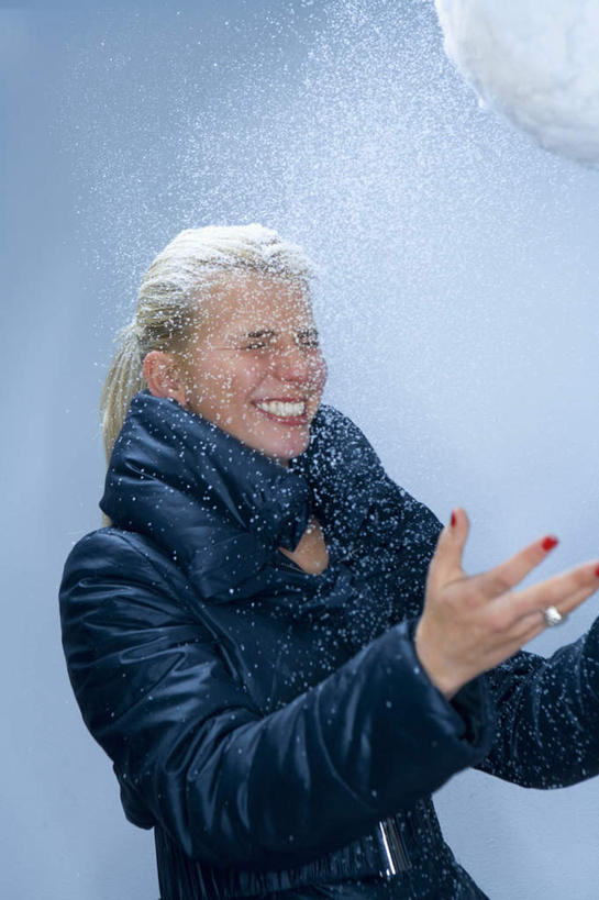 西方人,头发,一个人,站,投,笑,微笑,露齿笑,竖图,室内,白天,正面,雪,大雪,欧洲,欧洲人,仅一个年轻女性,仅一个女性,仅一个人,服装,积雪,雪景,冬季,冬天,注视,衣服,蓝色,蓝天,天空,天,观察,看,站着,温暖,金色,寒冷,服饰,晴朗,观看,羽绒服,保暖,察看,雪球,御寒,关注,万里无云,严寒,冬装,年轻女性,女人,女性,白种人,晴空,晴空万里,抛,扔,撒,站立,掷,半身,彩图