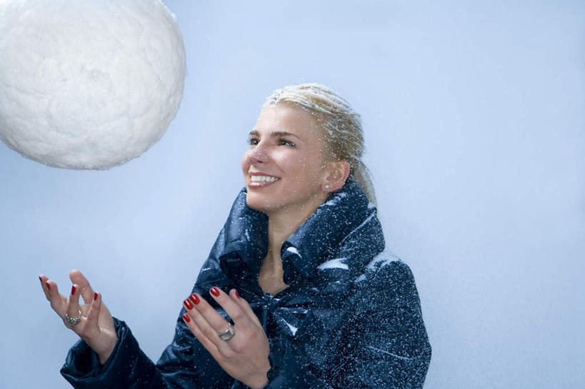 西方人,头发,一个人,站,投,笑,微笑,露齿笑,横图,室内,白天,正面,雪,大雪,欧洲,欧洲人,仅一个年轻女性,仅一个女性,仅一个人,服装,积雪,雪景,冬季,冬天,注视,衣服,蓝色,蓝天,天空,天,观察,看,站着,温暖,金色,寒冷,服饰,晴朗,观看,羽绒服,保暖,察看,雪球,御寒,关注,万里无云,严寒,冬装,年轻女性,女人,女性,白种人,晴空,晴空万里,抛,扔,撒,站立,掷,半身,彩图