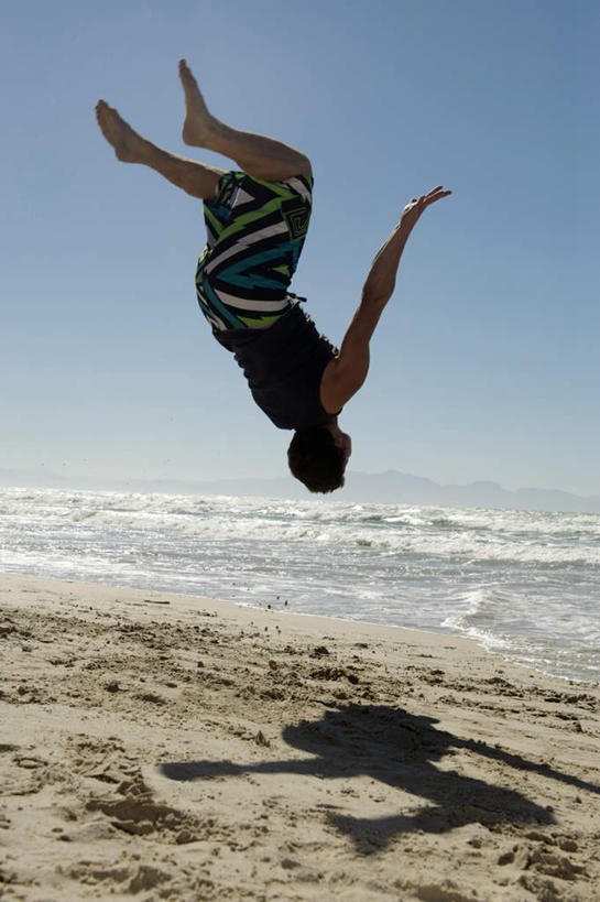 西方人,一个人,跳,竖图,室外,白天,侧面,锻炼,运动,海浪,海洋,沙滩,欧洲,欧洲人,仅一个男性,仅一个人,翻,阴影,服装,光线,沙子,影子,海岸,浪花,水平线,辽阔,海平线,沙地,滚,注视,休闲装,仅一个年轻男性,衣服,蓝色,蓝天,天空,阳光,海水,天,观察,看,休闲,广阔,休闲服,服饰,晴朗,翻跟斗,观看,一望无际,翻跟头,察看,关注,海景,万里无云,无边无际,一马平川,翻筋斗,体育,男人,男性,年轻男性,白种人,大海,风浪,海,海水的波动,海滩,近岸浪,涌浪,晴空,晴空万里,卧,彩图,全身,健身,转体,水天相接,水天一线