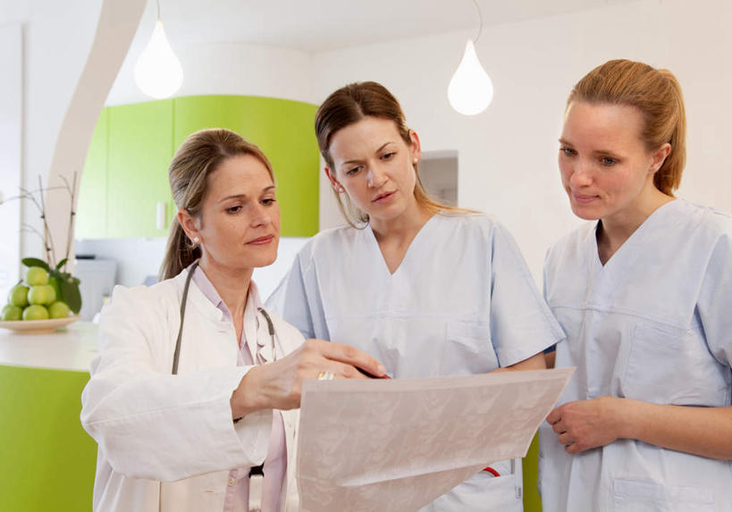 西方人,三个人,同事,医生,医院,站,横图,室内,白天,正面,工作服,制服,阅读,成功,合作,团队,集体,信心,桌子,报纸,照明,欧洲,欧洲人,握,学习,指,阴影,光线,影子,办公桌,墙,灯光,拿,拿着,注视,方向,队伍,吊灯,墙壁,墙面,灯,白色,听诊器,灯具,观察,看,手势,站着,医护人员,医疗人员,浏览,握着,观看,照亮,察看,医疗设备,领导,指向,食指,白大褂,照明设备,成就,关注,医疗器械,医疗工具,合伙,领袖,医疗机构,工作制服,检测工具,女人,女性,中年女性,白种人,大夫,站立,半身,彩图,工作套服,病院,诊所