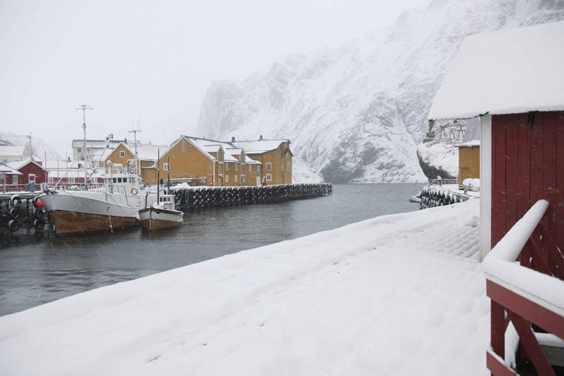 无人,家,横图,室外,白天,正面,旅游,度假,河流,美景,水,雪,雾,大雪,船,挪威,欧洲,朦胧,模糊,房屋,屋子,河水,积雪,景观,水流,雪景,冬季,冬天,木船,娱乐,楼房,住宅,自然,交通工具,享受,休闲,景色,放松,寒冷,迷雾,舟,斯堪的纳维亚,自然风光,载具,北欧,斯堪的那维亚,斯堪的那维亚半岛,斯堪的纳维亚半岛,严寒,挪威王国,罗弗敦群岛,诺尔兰,诺尔兰郡,大雾,彩图,房子