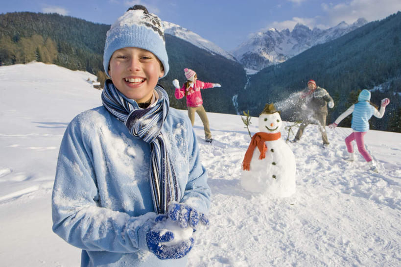 西方人,儿童,中年人,四个人,家庭,夫妻,母亲,父亲,女儿,儿子,站,投,横图,室外,白天,正面,爱情,旅游,度假,游戏,纯洁,安全,美景,山,雪,雪山,大雪,帽子,欧洲,欧洲人,一辆,阴影,飞溅,服装,装饰,溅,光线,影子,冰,积雪,景观,山峰,雪景,雪人,冬季,冬天,防护,山峦,浪漫,玩,注视,休闲装,娱乐,车,小孩,衣服,蓝色,蓝天,天空,阳光,自然,手套,围巾,交通工具,天,观察,看,站着,享受,休闲,温暖,温馨,父女,父子,母女,母子,一家人,休闲服,景色,恩爱,放松,父爱,寒冷,可爱,母爱,童年,童趣,恋人,服饰,晴朗,围脖,观看,活动,保暖,保护,华丽,雪橇,点缀,和睦,察看,冰冷,御寒,发泄,关注,喷洒,消遣,智力,自然风光,载具,保险,雪橇车,打雪仗,童真,烂漫,无邪,万里无云,宣泄,保全,周全,安稳,安定,衬托,美观,雅致,雅观,一顶,编织帽,防护手套,严寒,冰凉,酷寒,凛冽,凛凛,极冷,平安,天真,男孩,男人,男性,女孩,女人,女性,中年男性,中年女性,白种人,孩子,夫妇,情侣,晴空,晴空万里,抛,扔,撒,玩耍,嬉戏,站立,掷,半身,彩图,雪仗,伴侣,融洽,男生,女生,拟人