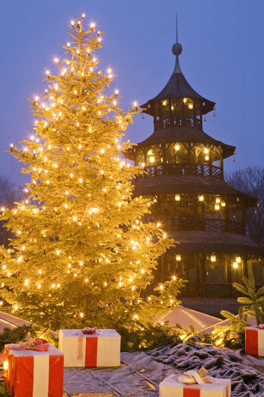 无人,竖图,室外,夜晚,正面,旅游,度假,名胜古迹,植物,标志建筑,地标,建筑,礼盒,礼物,照明,德国,欧洲,圣诞节,阴影,节日,庆祝,遗迹,装饰,环绕,缠绕,光线,彩灯,挂饰,影子,纸盒,灯光,圣诞树,圣诞球,古迹,文化,文物,娱乐,建设,古建筑,慕尼黑,灯,盒子,球,树,树木,绿色,自然,包装盒,礼品盒,灯具,庆典,享受,休闲,球体,旅游胜地,放松,花灯,礼品,生长,成长,纪念,华丽,修饰,照亮,点缀,照明设备,西欧,纠缠,古文明,德意志联邦共和国,首府,衬托,美观,雅致,雅观,巴伐利亚,巴伐利亚州,拜恩州,拜恩自由州,慕尼黑中国塔,中国塔,彩图