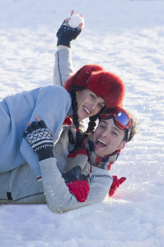 西方人,两个人,躺,抱,笑,哭,微笑,露齿笑,竖图,室外,白天,侧面,爱情,安全,雪,大雪,欧洲,欧洲人,服装,装饰,眼镜,积雪,雪景,冬季,冬天,防护,浪漫,注视,衣服,围巾,观察,看,温暖,温馨,恩爱,寒冷,眼泪,恋人,服饰,围脖,抱着,观看,保暖,护目镜,保护,华丽,点缀,和睦,察看,搂着,御寒,泪水,关注,滑雪镜,保险,滑雪服,保全,周全,安稳,安定,衬托,美观,雅致,雅观,严寒,安全防护眼镜,竞技服,旅游服,卧着,冬装,平安,男人,男性,年轻男性,年轻女性,女人,女性,白种人,情侣,搂,搂抱,抛,扔,躺着,卧,半身,彩图,哭泣,哭啼,雪镜,伴侣,融洽,防护眼镜