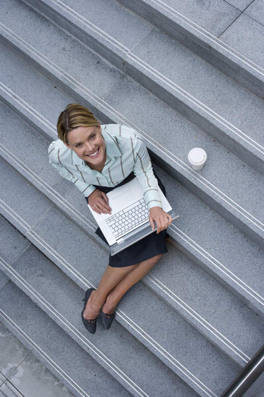 咖啡,西方人,一个人,商务人士,商务女性,坐,捧,笑,微笑,露齿笑,竖图,俯视,室外,白天,幸福,电脑,笔记本电脑,楼梯,杯子,欧洲,欧洲人,仅一个女性,仅一个人,敲打,套装,工作,网络,阶梯,一杯,注视,娱乐,输入,通讯设备,台阶,饮料,纸制品,打字,看,仅一个中年女性,享受,休闲,温馨,放松,乐趣,纸杯,点击,敲击,提神,无线,舒适,关注,一次性杯子,醒脑,通信设备,商务装,无线网络,无线上网,便携式电脑,工薪阶层,软饮料,按键,手提电脑,女人,女性,中年女性,白种人,白领,上班族,端,端着,捧着,手捧,抬头,仰头,坐着,彩图,高角度拍摄,全身