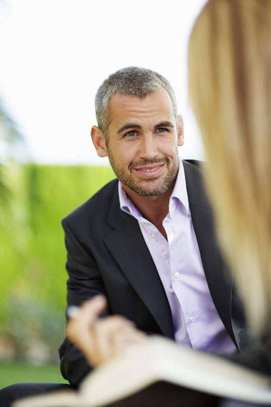 西方人,背部,胡须,两个人,伙伴,朋友,商务人士,商务男性,商务女性,笑,微笑,竖图,室外,白天,正面,衬衫,友谊,合作,团队,植物,欧洲,欧洲人,套装,开会,朦胧,模糊,会议,记事本,注视,相视,树,树木,绿色,天空,自然,本子,笔记本,天,观察,看,面对面,战略,生长,成长,观看,对视,察看,互视,关注,相对,商务装,工薪阶层,相看,联合,合谋,配合,协作,男人,男性,年轻男性,女人,女性,中年女性,白种人,胡子,络腮胡,白领,上班族,半身,彩图,衬衣