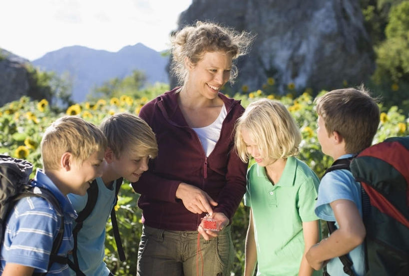 西方人,儿童,伙伴,朋友,教师,站,笑,微笑,露齿笑,横图,室外,白天,正面,爱情,锻炼,旅游,度假,友谊,幸福,纯洁,运动,山,太阳,向日葵,欧洲,欧洲人,五个人,许多,阴影,服装,盛开,光线,包,影子,山峰,云,云朵,山峦,许多人,花蕾,云彩,旅行包,注视,休闲装,娱乐,花,花瓣,花朵,鲜花,小孩,衣服,黄色,蓝色,白云,蓝天,天空,阳光,背包,天,花苞,花蕊,观察,看,站着,一群人,享受,休闲,同学,休闲服,放松,可爱,童年,童趣,讲解,教学,解说,服饰,晴朗,观看,察看,校友,关注,室外运动,户外运动,光辉,童真,烂漫,无邪,沉默,忠诚,勇敢,同窗,学友,旅游包,投缘,爱慕,讲授,高傲,天真,友情,朝阳花,葵花,望日莲,向阳花,转日莲,男孩,男人,男性,年轻女性,女人,女性,白种人,孩子,讲师,教授,老师,晴空,站立,半身,彩图,健身,双肩包,男生