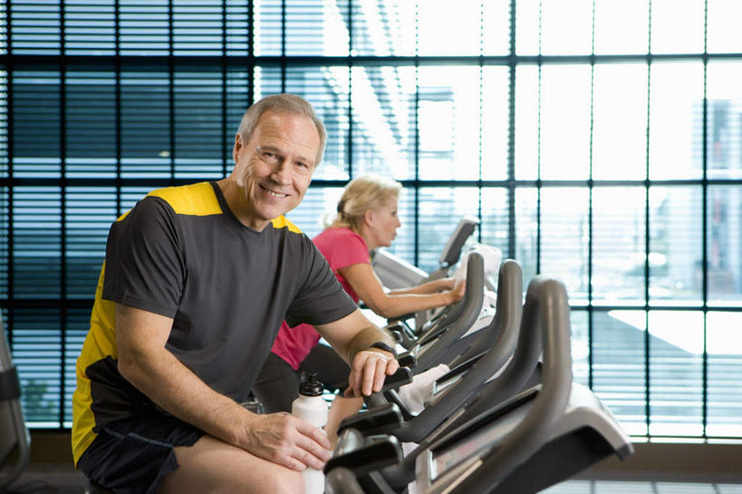 西方人,两个人,伙伴,朋友,健身房,坐,笑,微笑,露齿笑,横图,室内,白天,正面,T恤衫,锻炼,友谊,运动,窗户,欧洲,欧洲人,一排,许多,握,服装,整齐,T恤,注视,休闲装,运动器械,玻璃窗,排列,衣服,红色,灰色,观察,看,休闲,休闲服,健身器械,握着,服饰,观看,察看,队列,关注,健身器材,健身车,体育,友情,男人,男性,女人,女性,中年男性,中年女性,白种人,坐着,半身,彩图,健身,健身馆,运动器材