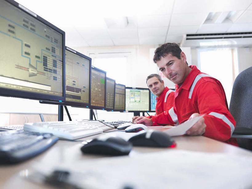 西方人,两个人,伙伴,朋友,坐,横图,室内,白天,仰视,工作服,制服,友谊,合作,团队,电脑,显示器,鼠标,键盘,窗户,桌子,照明,欧洲,欧洲人,握,朦胧,模糊,网络,材料,档案,文件,纸,办公桌,灯光,拿,拿着,注视,输入设备,通讯设备,顶灯,玻璃窗,灯,手稿,资料,灯具,观察,看,台式电脑,战略,握着,观看,证明,照亮,察看,照明设备,关注,文档,通信设备,输出设备,联合,合谋,工作制服,配合,协作,男人,男性,中年男性,白种人,坐着,半身,彩图,低角度拍摄,工作套服,安全服,反光背心,反光服,反光衣