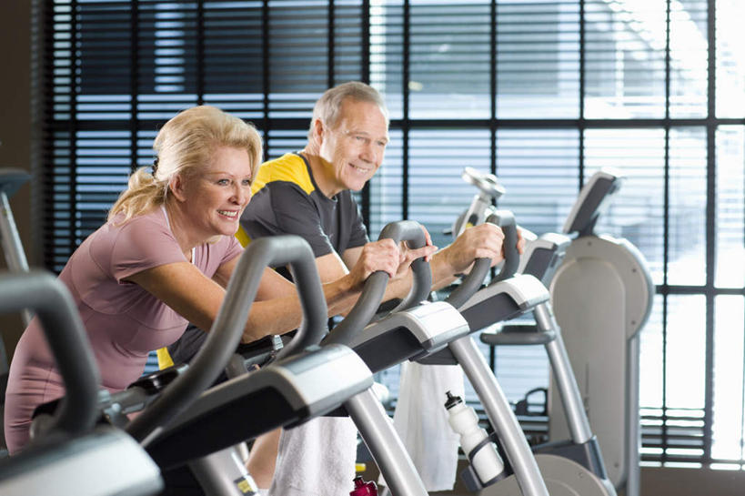 西方人,老年人,两个人,家庭,夫妻,健身房,坐,横图,室内,白天,正面,运动服,爱情,窗户,自行车,欧洲,欧洲人,一排,握,服装,朦胧,模糊,整齐,浪漫,注视,运动器械,玻璃窗,脚踏车,排列,衣服,观察,看,温暖,温馨,一家人,健身器械,恩爱,握着,恋人,服饰,观看,和睦,察看,衣着,穿着,队列,关注,健身器材,动感单车,动感自行车,衣饰,老年男性,老年女性,男人,男性,女人,女性,白种人,夫妇,情侣,坐着,半身,彩图,健身馆,伴侣,融洽,运动器材,运动装