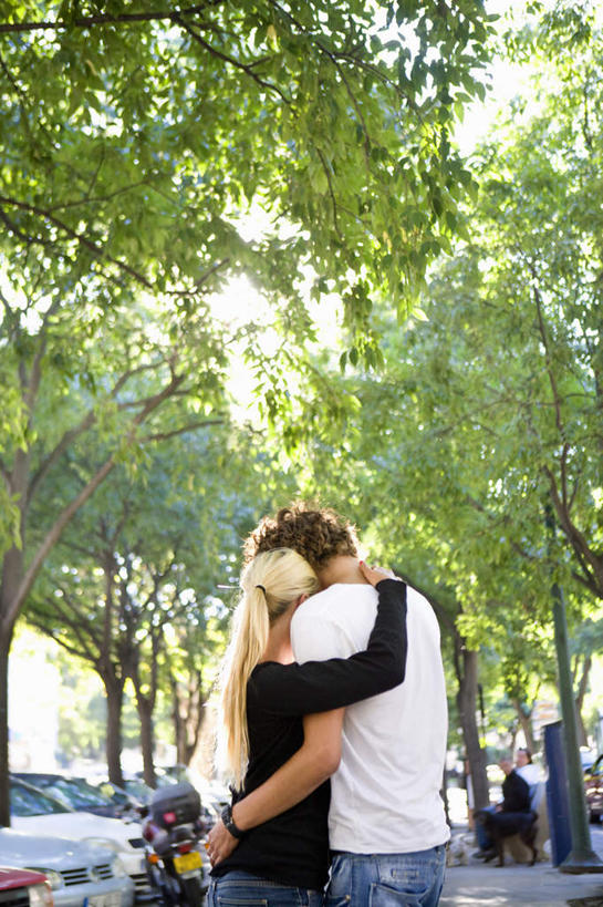 西方人,两个人,站,抱,竖图,室外,白天,爱情,植物,汽车,欧洲,欧洲人,阴影,服装,朦胧,模糊,光线,影子,浪漫,休闲装,车,树,树木,背面,衣服,绿色,阳光,自然,交通工具,轿车,站着,休闲,温暖,温馨,休闲服,恩爱,搭,恋人,服饰,生长,成长,抱着,和睦,搂着,搭着,载具,男人,男性,年轻男性,年轻女性,女人,女性,白种人,情侣,怀抱,搂,搂抱,相抱,拥抱,站立,半身,彩图,伴侣,融洽