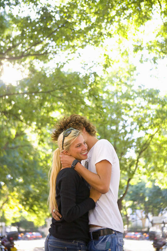 西方人,两个人,站,抱,竖图,室外,白天,侧面,爱情,植物,汽车,欧洲,欧洲人,阴影,服装,朦胧,模糊,光线,影子,浪漫,休闲装,车,树,树木,衣服,绿色,阳光,自然,交通工具,轿车,站着,休闲,温暖,温馨,休闲服,恩爱,搭,恋人,服饰,生长,成长,抱着,和睦,搂着,搭着,私语,载具,耳语,男人,男性,年轻男性,年轻女性,女人,女性,白种人,情侣,怀抱,搂,搂抱,相抱,拥抱,站立,半身,彩图,伴侣,融洽