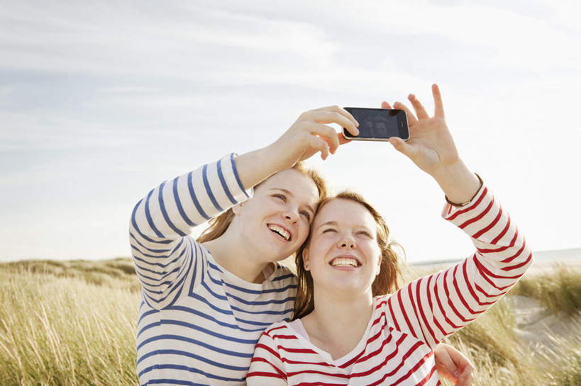 西方人,脸,头,脸颊,手,两个人,家庭,站,举,笑,打电话,微笑,露齿笑,横图,室外,特写,白天,正面,草地,植物,电话,手机,欧洲,欧洲人,握,阴影,服装,光线,影子,云,云朵,拿,云彩,拿着,扭头,注视,休闲装,通讯设备,肩膀,草,一个,衣服,蓝色,绿色,白云,蓝天,天空,阳光,天,观察,看,靠,靠着,托,站着,转头,休闲,温暖,温馨,一家人,手部,休闲服,握着,服饰,晴朗,单个,观看,单手,和睦,察看,关注,交流,年轻女性,女人,女性,白种人,头部,脸部,脸蛋,面部,晴空,沟通,举起,举手,举着,通话,向上举,向上伸,向上托,站立,半身,彩图,融洽