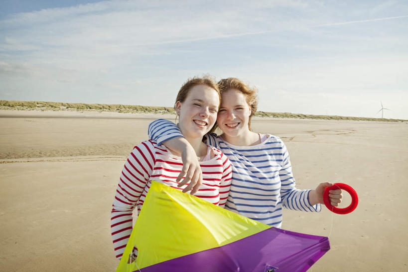 西方人,两个人,伙伴,朋友,站,笑,微笑,露齿笑,横图,室外,白天,正面,友谊,沙滩,欧洲,欧洲人,握,阴影,服装,光线,沙子,影子,海岸,云,云朵,沙地,拿,云彩,拿着,注视,休闲装,一个,衣服,黄色,蓝色,白云,蓝天,天空,阳光,风筝,天,观察,看,靠,靠着,站着,休闲,休闲服,搭,放风筝,握着,服饰,晴朗,单个,观看,察看,纸鸢,搭着,关注,放鹞子,鹞,鹞子,鸢,木鸢,友情,年轻女性,女人,女性,白种人,海滩,晴空,站立,半身,彩图