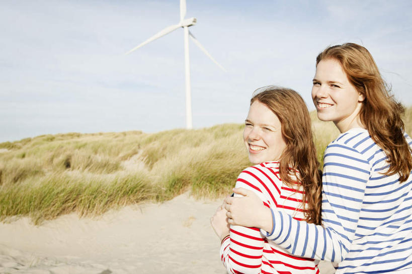 西方人,两个人,家庭,站,笑,微笑,露齿笑,横图,室外,白天,侧面,纯洁,农业,风能,风力发电机,沙滩,植物,风车,欧洲,欧洲人,服装,环保,电力,沙子,海岸,云,云朵,沙地,云彩,扭头,注视,休闲装,设备,衣服,蓝色,绿色,白云,蓝天,天空,自然,天,观察,看,站着,转头,休闲,温暖,温馨,一家人,休闲服,发电,机械,可爱,童年,童趣,搭,工业,服饰,生长,能源,晴朗,成长,观看,和睦,资源,察看,风力机,搭着,关注,利用,童真,低碳,烂漫,无邪,天真,风力发电,年轻女性,女人,女性,白种人,海滩,晴空,站立,半身,彩图,融洽