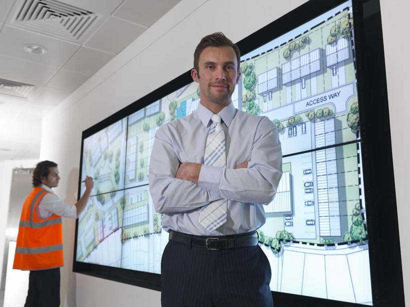 西方人,两个人,伙伴,朋友,商务人士,建筑工人,商务男性,站,双手交叉,横图,室内,白天,仰视,工作服,衬衫,制服,友谊,合作,团队,显示器,欧洲,欧洲人,握,套装,材料,档案,屏幕,图纸,文件,纸,墙,设计图,拿,拿着,注视,显示屏,墙壁,墙面,工人,手稿,资料,观察,看,站着,战略,握着,观看,证明,察看,双手抱胸,关注,文档,商务装,工程图,草图,蓝图,工薪阶层,输出设备,联合,合谋,工作制服,配合,协作,男人,男性,中年男性,白种人,白领,上班族,设计,建筑工,站立,半身,彩图,低角度拍摄,衬衣,工作套服,安全服,反光背心,反光服,反光衣