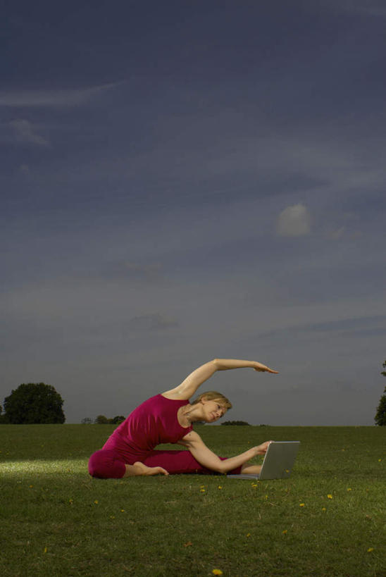 西方人,一个人,坐,举,竖图,室外,白天,正面,运动服,锻炼,瑜伽,运动,草地,草坪,植物,欧洲,欧洲人,仅一个女性,仅一个人,弯腰,阴影,服装,光线,影子,云,云朵,云彩,光脚,草,树,树木,衣服,红色,蓝色,绿色,白云,蓝天,天空,阳光,自然,天,托,仅一个中年女性,赤脚,搭,养生,服饰,生长,晴朗,成长,衣着,穿着,搭着,弯身,衣饰,体育,女人,女性,中年女性,白种人,晴空,举起,举手,举着,向上举,向上伸,向上托,坐着,彩图,全身,健身,运动装