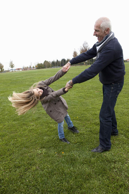 西方人,儿童,老年人,两个人,家庭,祖父,站,握手,竖图,室外,白天,侧面,纯洁,草地,草坪,植物,欧洲,欧洲人,牵,服装,注视,休闲装,草,树,树木,小孩,衣服,蓝色,绿色,蓝天,天空,自然,天,观察,看,站着,休闲,温暖,温馨,一家人,休闲服,可爱,童年,童趣,服饰,生长,晴朗,爷爷,成长,观看,牵着,祖孙,和睦,察看,关注,童真,烂漫,无邪,外孙女,外公,外祖父,万里无云,天真,老年男性,男人,男性,女孩,白种人,孩子,孙女,晴空,晴空万里,搀手,拉手,手拉手,手握手,站立,彩图,全身,融洽,女生