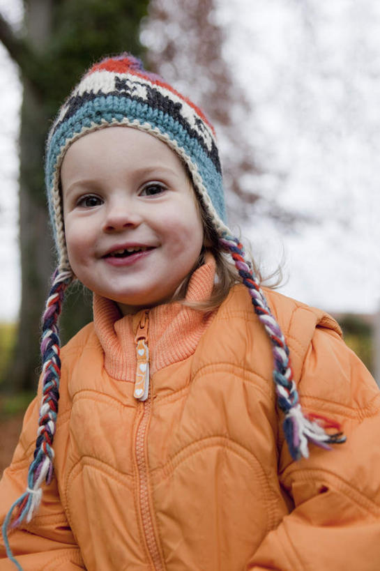 西方人,儿童,一个人,站,笑,微笑,露齿笑,竖图,室外,白天,正面,纯洁,植物,帽子,欧洲,欧洲人,仅一个女性,仅一个人,服装,注视,树,树木,小孩,衣服,蓝色,绿色,蓝天,天空,自然,天,观察,看,站着,仅一个小孩,温暖,可爱,童年,童趣,服饰,生长,晴朗,成长,观看,保暖,察看,御寒,关注,滑雪服,童真,烂漫,无邪,万里无云,棉帽,竞技服,旅游服,冬装,天真,女孩,女人,女性,白种人,孩子,晴空,晴空万里,站立,半身,彩图,女生