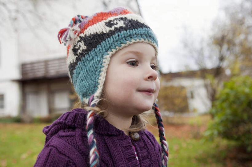 西方人,儿童,一个人,家,站,笑,微笑,横图,室外,白天,正面,毛衣,纯洁,草地,草坪,植物,帽子,欧洲,欧洲人,仅一个女性,仅一个人,朦胧,模糊,房屋,屋子,注视,楼房,住宅,草,树,树木,小孩,蓝色,绿色,蓝天,天空,自然,天,观察,看,站着,仅一个小孩,可爱,童年,童趣,生长,晴朗,成长,观看,察看,关注,线衫,童真,烂漫,无邪,万里无云,棉帽,天真,女孩,女人,女性,白种人,孩子,晴空,晴空万里,站立,半身,彩图,绒衣,套衫,套头毛衣,线衣,房子,女生