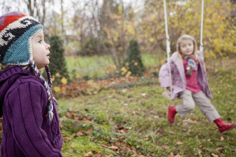 西方人,儿童,两个人,伙伴,朋友,站,坐,横图,室外,白天,正面,毛衣,游戏,友谊,纯洁,草地,草坪,植物,帽子,欧洲,欧洲人,摇摆,玩,注视,娱乐,草,树,树木,小孩,绿色,自然,秋千,荡秋千,观察,看,站着,休闲,可爱,童年,童趣,生长,成长,观看,活动,察看,关注,摇晃,线衫,童真,烂漫,无邪,棉帽,天真,友情,女孩,女人,女性,白种人,玩耍,嬉戏,站立,坐着,半身,彩图,绒衣,套衫,套头毛衣,线衣,女生