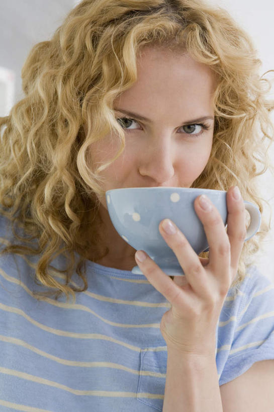 西方人,脸,头,脸颊,手,一个人,竖图,室内,特写,白天,正面,欧洲,欧洲人,仅一个年轻女性,仅一个女性,仅一个人,握,服装,陶瓷,陶瓷制品,拿,拿着,注视,休闲装,肩膀,衣服,容器,碗,观察,看,休闲,手部,休闲服,金色,握着,服饰,观看,储藏,单手,察看,储存,关注,年轻女性,女人,女性,白种人,头部,长发,卷发,脸部,脸蛋,面部,半身,彩图,贮存