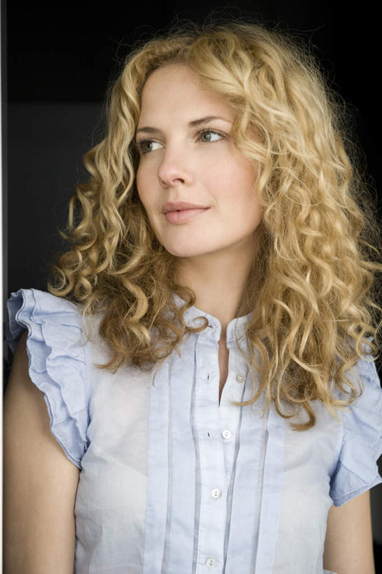 西方人,脸,头,脸颊,胸,一个人,站,笑,微笑,竖图,室内,特写,白天,正面,欧洲,欧洲人,仅一个年轻女性,仅一个女性,仅一个人,服装,注视,休闲装,肩膀,衣服,观察,看,站着,休闲,休闲服,金色,服饰,观看,察看,关注,年轻女性,女人,女性,白种人,头部,胸部,长发,卷发,脸部,脸蛋,面部,站立,半身,彩图