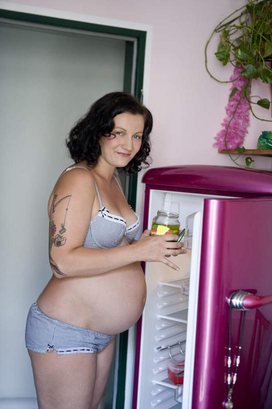 西方人,孕妇,一个人,站,竖图,室内,白天,侧面,植物,门,黄瓜,水果,欧洲,欧洲人,仅一个女性,仅一个人,握,内裤,内衣,新鲜,电器,冰箱,墙,生食,食品,果实,拿,拿着,注视,冷冻,裸露,冷柜,墙壁,墙面,食物,绿色,自然,冷藏柜,门框,观察,看,站着,仅一个中年女性,怀孕,胸罩,文胸,握着,有机食品,绿色食品,生长,冷藏,成长,观看,储藏,察看,家电,家用电器,待产,关注,裸,保鲜,妊娠,准妈妈,乳罩,胸衣,女人,女性,中年女性,白种人,产妇,青瓜,胡瓜,站立,半身,彩图