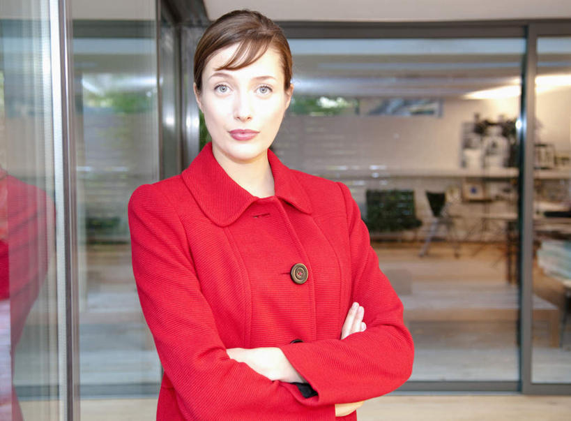 西方人,一个人,商务人士,商务女性,站,双手交叉,横图,室外,白天,正面,窗户,落地窗,欧洲,欧洲人,仅一个年轻女性,仅一个女性,仅一个人,套装,墙,注视,玻璃窗,墙壁,墙面,红色,观察,看,站着,观看,察看,双手抱胸,关注,商务装,工薪阶层,年轻女性,女人,女性,白种人,白领,上班族,站立,半身,彩图