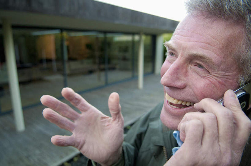 西方人,脸,头,脸颊,手,一个人,商务人士,商务男性,家,站,笑,说,打电话,微笑,露齿笑,竖图,室内,特写,白天,正面,衬衫,讨论,窗户,落地窗,电话,手机,欧洲,欧洲人,双手,仅一个男性,仅一个人,套装,柱子,房屋,屋子,注视,通讯设备,楼房,玻璃窗,住宅,观察,看,站着,仅一个老年男性,手部,观看,察看,关注,商务装,工薪阶层,交流,老年男性,男人,男性,白种人,头部,脸部,脸蛋,面部,白领,上班族,沟通,讲话,交谈,商讨,说话,谈话,通话,站立,半身,彩图,衬衣,房子