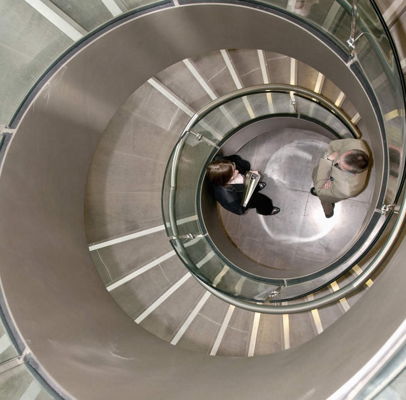 西方人,两个人,伙伴,朋友,商务人士,商务男性,商务女性,栏杆,站,说,双手交叉,横图,俯视,室内,白天,衬衫,讨论,友谊,合作,团队,楼梯,欧洲,欧洲人,握,套装,曲折,弯曲,材料,档案,扶手,文件,纸,阶梯,拿,拿着,注视,护栏,台阶,手稿,资料,观察,看,站着,战略,握着,蜿蜒,观看,证明,察看,双手抱胸,关注,文档,商务装,工薪阶层,联合,合谋,交流,配合,协作,男人,男性,年轻女性,女人,女性,中年男性,白种人,白领,上班族,沟通,讲话,交谈,商讨,说话,谈话,站立,彩图,高角度拍摄,全身,衬衣