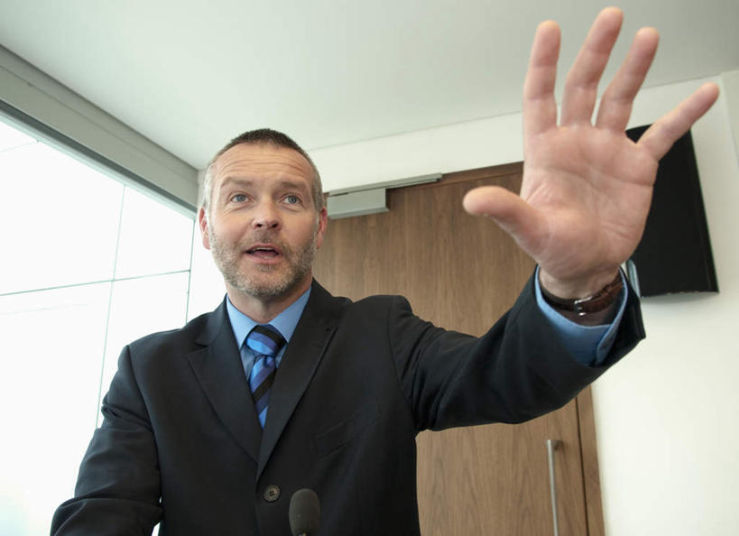 西方人,一个人,商务人士,商务男性,站,说,竖图,室内,白天,仰视,衬衫,讨论,窗户,落地窗,门,天花板,欧洲,欧洲人,仅一个男性,仅一个人,仅一个中年男性,套装,领带,注视,玻璃窗,门框,观察,看,伸,站着,观看,察看,张开五指,象征,庄重,关注,商务装,身份,工薪阶层,正式,地位,交流,男人,男性,中年男性,白种人,白领,上班族,沟通,讲话,交谈,商讨,说话,谈话,站立,半身,彩图,低角度拍摄,衬衣,五指张开