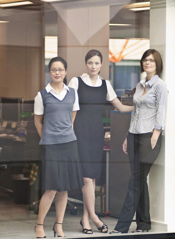 西方人,三个人,伙伴,朋友,商务人士,商务女性,站,竖图,室内,白天,正面,友谊,合作,团队,窗户,落地窗,欧洲,欧洲人,套装,墙,注视,玻璃窗,墙壁,墙面,观察,看,靠,靠着,站着,战略,观看,察看,关注,商务装,工薪阶层,背手,联合,合谋,配合,协作,年轻女性,女人,女性,中年女性,白种人,白领,上班族,站立,彩图,全身