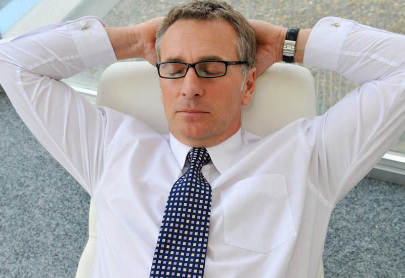 西方人,一个人,商务人士,商务男性,坐,闭眼,睡,横图,俯视,室内,白天,衬衫,地毯,椅子,欧洲,欧洲人,仅一个男性,仅一个人,仅一个中年男性,抱头,套装,装饰,时间,编织,时钟,手表,眼镜,手工艺品,领带,织物,计时,工艺品,钟表,靠,靠着,表,华丽,修饰,腕表,点缀,双手抱头,象征,庄重,商务装,身份,近视眼镜,工薪阶层,衬托,美观,雅致,雅观,正式,地位,捧首,捧头,男人,男性,中年男性,白种人,白领,上班族,钟,闭眼睛,闭着眼,闭着眼睛,困,困觉,寝息,睡觉,坐着,半身,彩图,高角度拍摄,衬衣