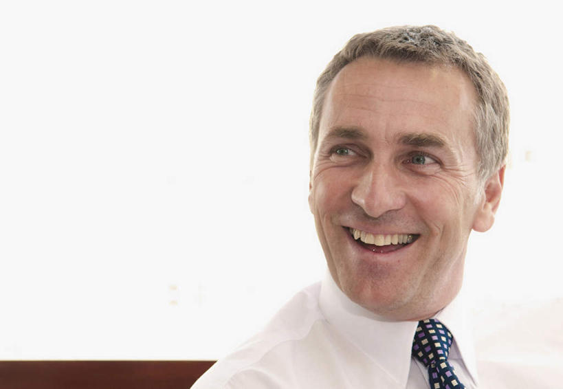 西方人,脸,头,脸颊,一个人,商务人士,商务男性,笑,微笑,露齿笑,横图,室内,特写,白天,正面,衬衫,欧洲,欧洲人,仅一个男性,仅一个人,仅一个中年男性,套装,墙,领带,注视,肩膀,墙壁,墙面,观察,看,张嘴,观看,察看,象征,庄重,关注,商务装,身份,张大嘴巴,工薪阶层,正式,地位,男人,男性,中年男性,白种人,头部,脸部,脸蛋,面部,白领,上班族,张开嘴,半身,彩图,衬衣