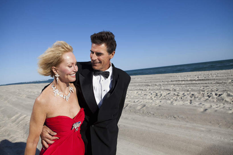 西方人,中年人,两个人,家庭,夫妻,走,抱,笑,微笑,露齿笑,横图,室外,白天,正面,晚礼服,西装,爱情,沙滩,欧洲,欧洲人,阴影,套装,正装,光线,领结,沙子,影子,海岸,沙地,浪漫,注视,职业装,蓝色,蓝天,天空,阳光,天,观察,看,温暖,温馨,一家人,恩爱,恋人,晴朗,抱着,观看,和睦,察看,搂着,象征,庄重,关注,身份,万里无云,正式,地位,男人,男性,女人,女性,中年男性,中年女性,白种人,夫妇,情侣,海滩,晴空,晴空万里,步行,搂,搂抱,散步,走路,半身,彩图,晚宴服,舞会服,洋服,洋装,夜礼服,伴侣,融洽