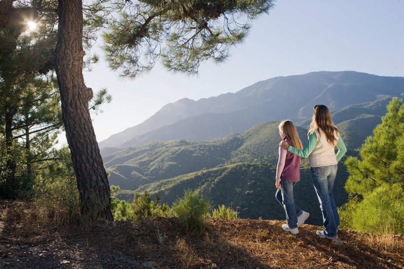西方人,儿童,中年人,两个人,家庭,母亲,女儿,站,横图,室外,白天,纯洁,山,山脉,植物,欧洲,欧洲人,阴影,服装,光线,影子,山峰,山峦,注视,休闲装,树,树木,小孩,背面,衣服,蓝色,绿色,蓝天,天空,阳光,自然,群山,天,观察,看,站着,休闲,温暖,温馨,母女,一家人,休闲服,可爱,母爱,童年,童趣,搭,服饰,生长,晴朗,成长,观看,和睦,察看,搭着,关注,童真,烂漫,无邪,万里无云,天真,女孩,女人,女性,中年女性,白种人,孩子,晴空,晴空万里,站立,彩图,全身,融洽,女生