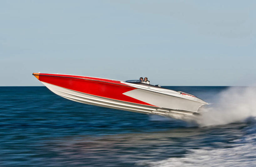 西方人,两个人,伙伴,朋友,坐,横图,室外,白天,侧面,友谊,海浪,海洋,水,船,欧洲,欧洲人,握,波纹,飞溅,服装,溅,液体,浪花,水滴,水平线,辽阔,海平线,注视,休闲装,水珠,衣服,蓝色,蓝天,水纹,天空,海水,交通工具,波浪,天,观察,看,休闲,广阔,休闲服,握着,服饰,晴朗,观看,一望无际,察看,关注,喷洒,载具,海景,摩托艇,万里无云,无边无际,一马平川,友情,男人,男性,中年男性,白种人,大海,风浪,海,海水的波动,近岸浪,涌浪,晴空,晴空万里,坐着,彩图,全身,水天相接,水天一线