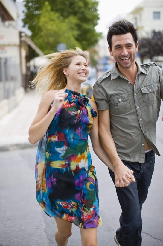 西方人,两个人,家,走,握手,笑,微笑,露齿笑,竖图,室外,白天,正面,爱情,植物,道路,路,公路,欧洲,欧洲人,牵,服装,房屋,屋子,交通,浪漫,注视,休闲装,楼房,住宅,树,树木,衣服,绿色,自然,观察,看,休闲,温暖,温馨,休闲服,恩爱,恋人,服饰,生长,成长,观看,牵着,和睦,察看,关注,男人,男性,年轻女性,女人,女性,中年男性,白种人,情侣,马路,步行,搀手,拉手,散步,手拉手,手握手,走路,半身,彩图,房子,伴侣,融洽