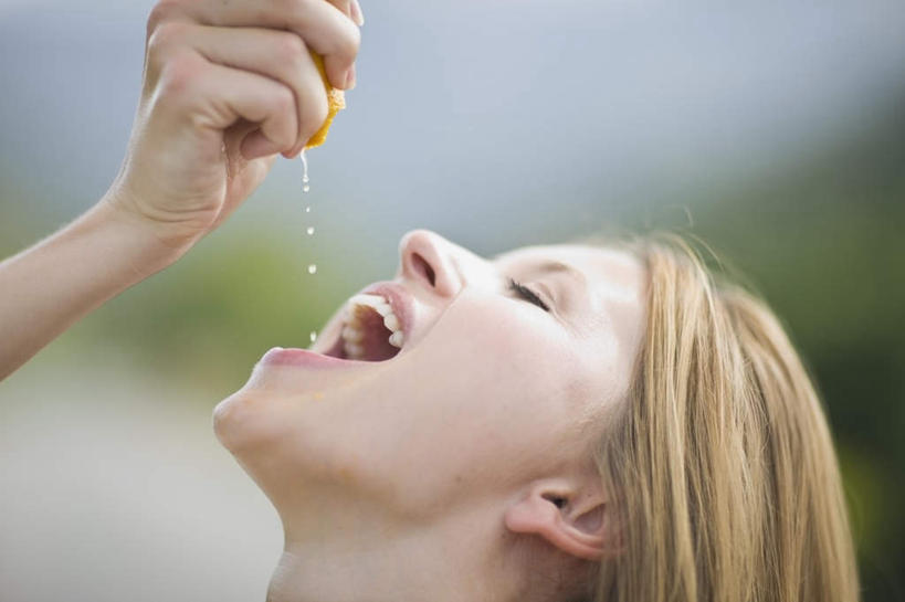 果汁,西方人,脸,头,脸颊,手,一个人,站,举,横图,室外,特写,白天,侧面,柑橘,蔬菜,水果,欧洲,欧洲人,仅一个年轻女性,仅一个女性,仅一个人,握,服装,朦胧,模糊,新鲜,生食,橙汁,食品,果实,饮品,拿,拿着,注视,休闲装,蔬果,食物,饮料,衣服,看,托,站着,张嘴,休闲,手部,休闲服,握着,服饰,有机食品,绿色食品,单手,关注,可口,张大嘴巴,适口,年轻女性,女人,女性,白种人,头部,脸部,脸蛋,面部,张开嘴,橘子,桔子,橙子,橙,举起,举手,举着,抬头,向上举,向上伸,向上托,仰头,站立,半身,彩图