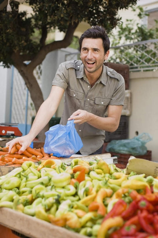 西方人,一个人,店员,商店,站,竖图,室外,白天,正面,萝卜,胡萝卜,蔬菜,袋子,欧洲,欧洲人,仅一个男性,仅一个人,仅一个中年男性,一堆,许多,弯腰,握,堆叠,堆积,服装,新鲜,塑料,食品,很多,拿,拿着,注视,休闲装,塑料袋,商铺,食物,衣服,容器,塑料制品,观察,看,站着,营业员,休闲,休闲服,握着,服饰,有机食品,绿色食品,观看,储藏,堆,垃圾袋,察看,储存,关注,弯身,市肆,商号,销售人员,男人,男性,中年男性,白种人,售货员,红萝卜,甘荀,站立,半身,彩图,店铺,贮存
