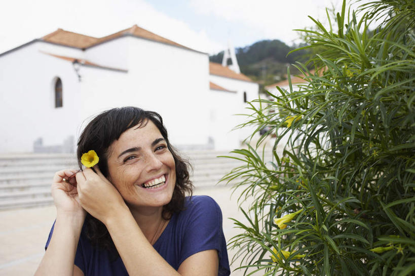 西方人,一个人,家,站,笑,微笑,露齿笑,横图,室外,白天,正面,植物,楼梯,欧洲,欧洲人,仅一个女性,仅一个人,握,服装,盛开,房屋,阶梯,屋子,云,云朵,拿,花蕾,云彩,拿着,注视,休闲装,楼房,台阶,住宅,花,花瓣,花朵,鲜花,衣服,蓝色,绿色,白云,蓝天,天空,自然,天,花苞,花蕊,观察,看,站着,仅一个中年女性,休闲,休闲服,握着,服饰,生长,晴朗,成长,观看,察看,关注,女人,女性,中年女性,白种人,晴空,站立,半身,彩图,房子