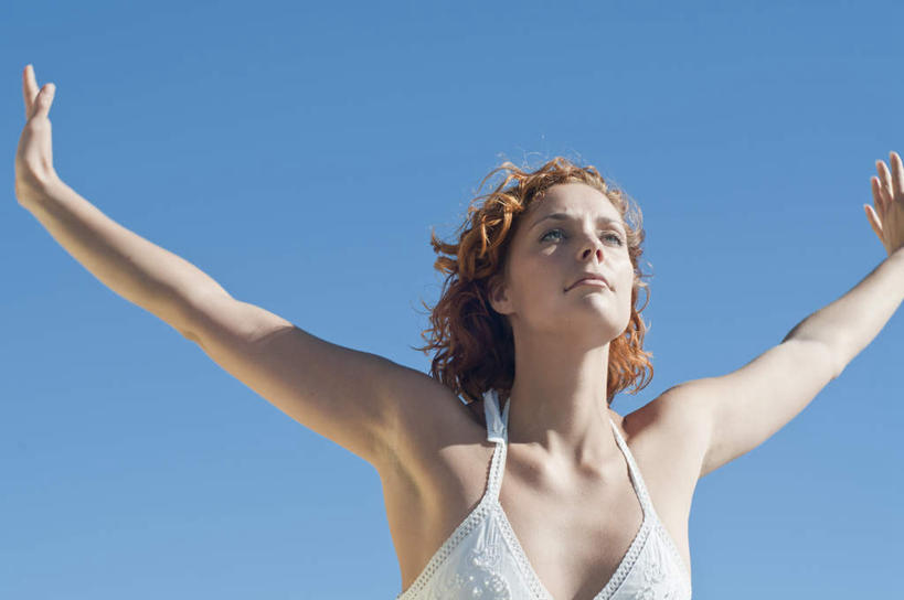 西方人,一个人,伸展双臂,横图,室外,白天,仰视,欧洲,欧洲人,仅一个女性,仅一个人,阴影,服装,光线,影子,注视,休闲装,衣服,蓝色,蓝天,天空,阳光,天,观察,看,仅一个中年女性,休闲,休闲服,服饰,晴朗,观看,察看,关注,万里无云,女人,女性,中年女性,白种人,晴空,晴空万里,敞开双臂,伸开双臂,展开双肩,张开手臂,张开双臂,半身,彩图,低角度拍摄