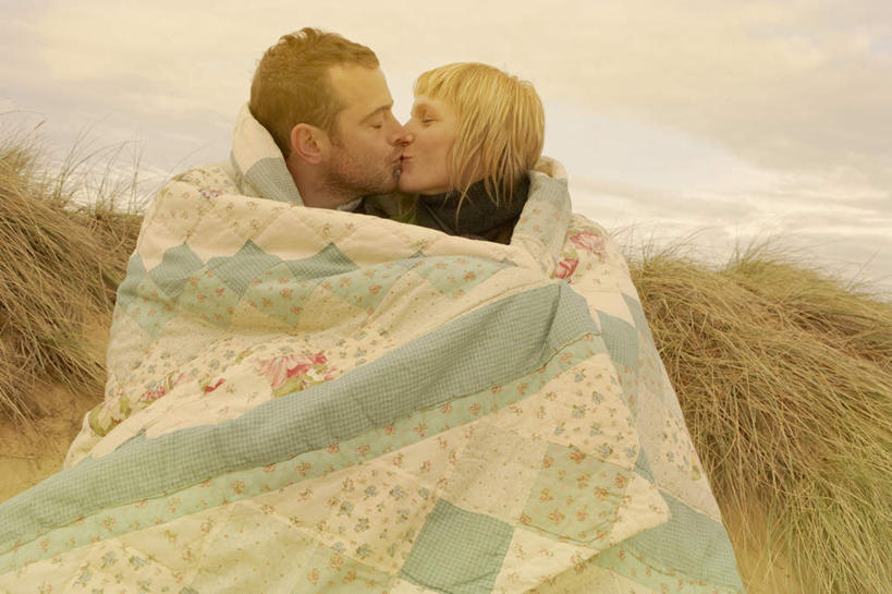 西方人,中年人,两个人,家庭,夫妻,坐,闭眼,吻,横图,室外,白天,正面,爱情,草地,植物,纺织品,欧洲,欧洲人,一条,阴影,服装,装饰,光线,毛毯,毯子,影子,浪漫,扭头,休闲装,草,纺织,衣服,绿色,阳光,垫子,转头,休闲,温暖,温馨,一家人,休闲服,恩爱,恋人,服饰,华丽,修饰,点缀,和睦,衬托,美观,雅致,雅观,男人,男性,女人,女性,中年男性,中年女性,白种人,夫妇,情侣,闭眼睛,闭着眼,闭着眼睛,接吻,亲,亲吻,亲嘴,坐着,半身,彩图,伴侣,融洽